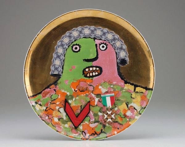 Edition plate "L'ultimo die Generali". Enrico Baj: Edition plate "L'ultimo die Generali". Enrico Baj für Ceramica Franco Pozzi. 1968. Porcelain, glazed and collage. Hand-painted and decorated in gold. Marked, signed and delineated in detail to the ba