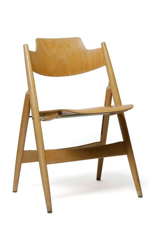 Folding chair "SE 18". Egon Eiermann for Wilde +: Folding chair "SE 18". Egon Eiermann for Wilde + Spieth, Esslingen. 1952. Ply wood and beech tree, laquerd. Year of design 1952. Some using traces. size: H. 77 cm, Sitzhöhe 45 cm. Klappstuhl "SE 18".