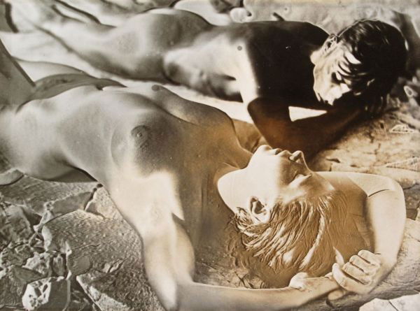 Edmund Kesting "Zwei Akte am Strand". 1932.: Edmund Kesting "Zwei Akte am Strand". 1932. Verso mit dem Nachlaßstempel des Künstlers versehen.Abzug minimal lichtrandig.Vgl. Werner, Klaus: Edmund Kesting. Ein Maler fotografiert. Leipzig, 1987. S