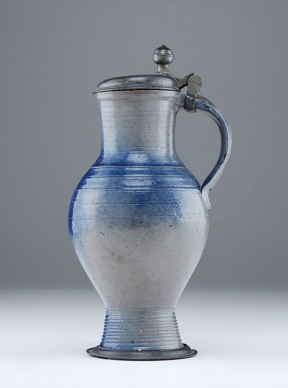 Krug. Wohl Zeitz. Um 1784.: Krug. Wohl Zeitz. Um 1784. Stoneware, hellgrauer Scherben, graue Salzglasur. Bauchiger Korpus mit eingezogenem, konischen Stand und zylindrischem Hals und Zinnmontierung. Wandung mit Smaltebewurf deko