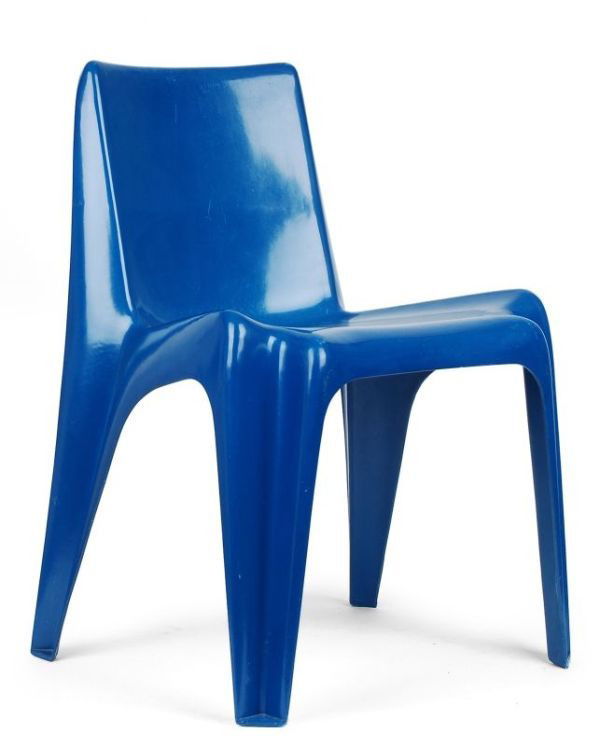 Zwei Stapelstühle "BA 1171". Helmut Bätzner für Wilhelm: Zwei Stapelstühle "BA 1171". Helmut Bätzner für Wilhelm Bofinger, Ilsfeld. Letztes Viertel 20th cent. Blaues formgepresstes, fiberglasverstärktes Polyester. Vierbeinige Konstruktion, trapezförmig