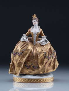 Dame mit Krinoline. Wohl Foëcy, Frankreich. 20th: Dame mit Krinoline. Wohl Foëcy, Cher, Frankreich. 20th cent. Porcelain, glaced, goldstaffiert und in polychromen Aufglasurfarben dekoriert. Die Krinoline blütengarniert; runder, leicht naturalistisc