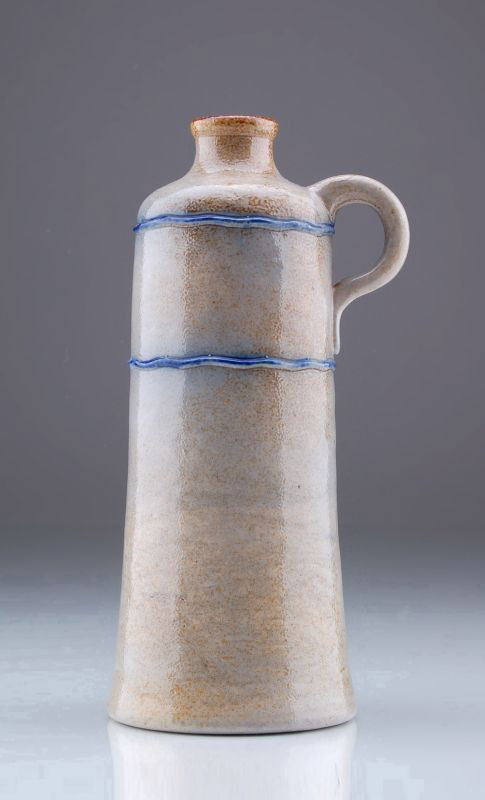 Flasche. R. Merkelbach, Grenzhausen (?) für Fa. A: Flasche. R. Merkelbach, Grenzhausen (?) für Fa. Anton Riemerschmid, München. 1st half 20th cent. Stoneware, heller Scherben, grau und braun glasiert. Konisch zulaufender Korpus mit abgerundeter, sta
