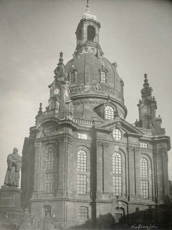 Edmund Kesting "Die Frauenkirche in Dresden". 1933: Edmund Kesting "Die Frauenkirche in Dresden". 1933 - 1935. Silver gelatine print auf "Agfa Brovira"-Papier. U.re. einbelichtete Signatur "Kesting" und bezeichnet "foto" (?). Verso u.re. von fremder Ha