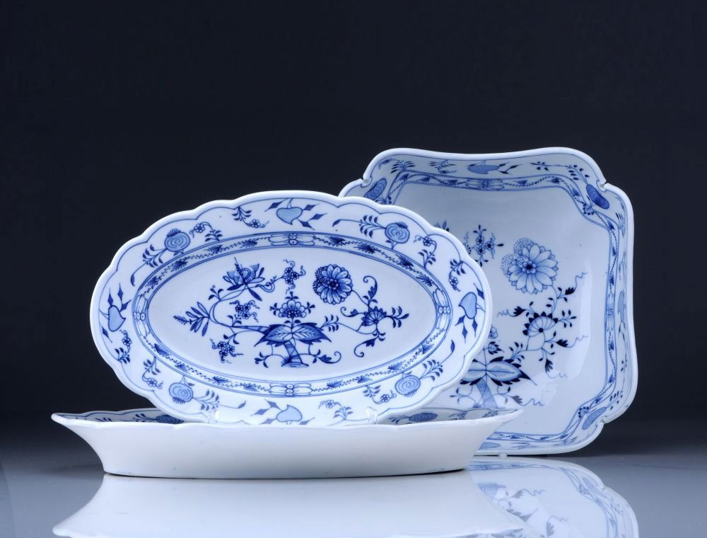 Zwei ovale Platten und eine große Servierschale. E: Zwei ovale Platten und eine große Servierschale. Ernst Teichert G.m.b.H. Meissen und Meißner Ofen- und Porzellanfabrik vorm. Carl Teichert. Early 20th cent. Porcelain, glaced. Die Schalen mit einer