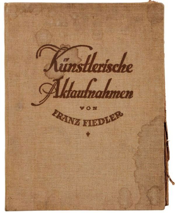 Franz Fiedler "Künstlerische Aktaufnahmen". Um 192: Franz Fiedler "Künstlerische Aktaufnahmen". Um 1925. Mappe mit 24 Arbeiten, alle auf Karton montiert, mit einer zweiseitigen Einführung von Karl Weiß auf gehämmertem "BSB" - Bütten. Erschienen in