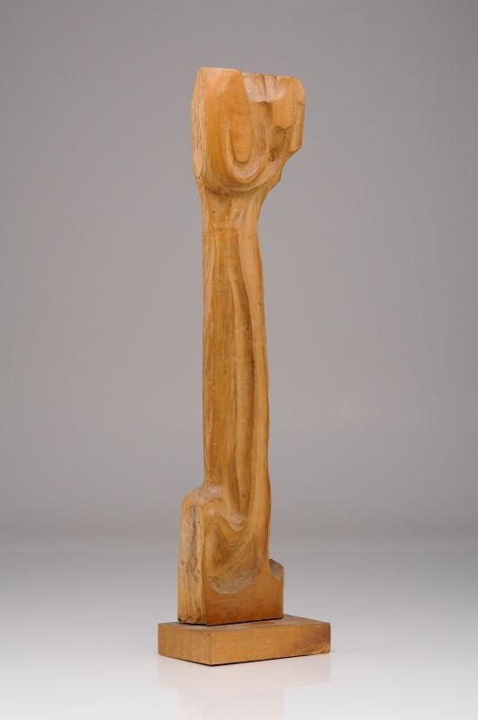 Thilo Maatsch, Gewachsene Form. 1957.: Thilo Maatsch, Gewachsene Form. 1957. Wood, geschnitzt. Auf einer rechteckigen Plinthe montiert, darauf verso in Kugelschreiber signiert "Thilo" und ausführlich datiert. size: H. 47,5 cm (Plinthe 2,5
