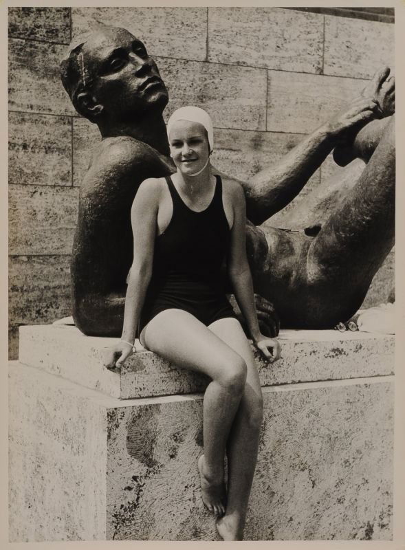 Max Schirner, Die argentinische Schwimmerin Jeanette Ca: Max Schirner, Die argentinische Schwimmerin Jeanette Campbell neben der Skulptur "Ruhender Athlet" von Georg Kolbe. 1936. Silver gelatine print. Verso mit dem Fotografen-Stempel u.Mi und einem Klebeet