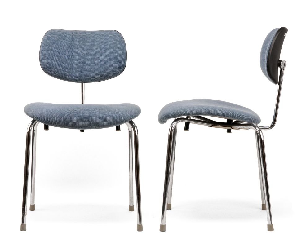 Zwei Stuehle "SE 68". Egon Eiermann fuer J. Wilde & Spi: Zwei Stuehle "SE 68". Egon Eiermann fuer J. Wilde & Spieth, Esslingen. 2nd half 20th cent. Stahlrohr, verchromt. Holz, Kunststoff und Stoff, unterseits mit Heftklammern befestigt. Vierbeinige Konstruk