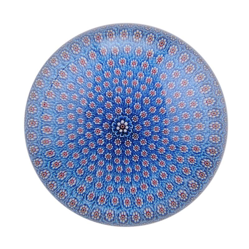 Paperweight "Tapis de Millefiori bleus et rouges". La: Paperweight "Tapis de Millefiori bleus et rouges". La compagnie des Cristalleries de Saint Louis, Frankreich. 1982. Aeusserst filigrane, konzentrisch angeordnete blau-rot-weisse Millefioricanes. Gedru
