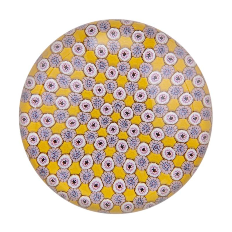 Paperweight "Kaleidoscope jaune". La compagnie des: Paperweight "Kaleidoscope jaune". La compagnie des Cristalleries de Saint Louis, Frankreich. 1998. Regelmaessig angeordnete weissrosafarbende und violette Millefioricanes auf leuchtend gelbem Grund. G