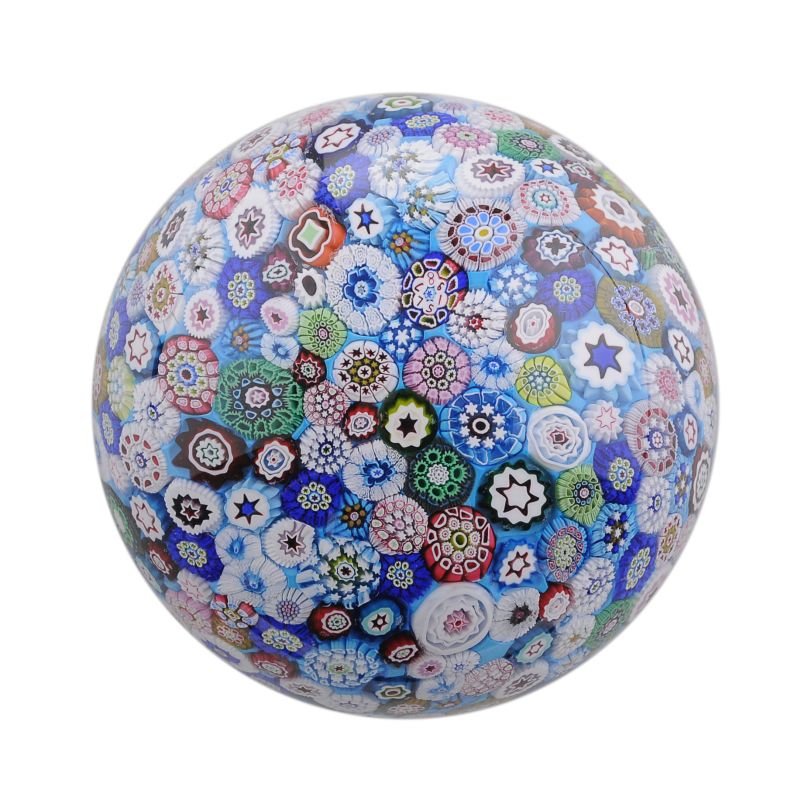 Paperweight "Millefiori compact". La compagnie des: Paperweight "Millefiori compact". La compagnie des Cristalleries de Saint Louis, Frankreich. 1987. Dicht gesetzte polychrome Millefioricanes sowie datiertes Monogrammcane "SL" auf hellblauem Grund. Ku