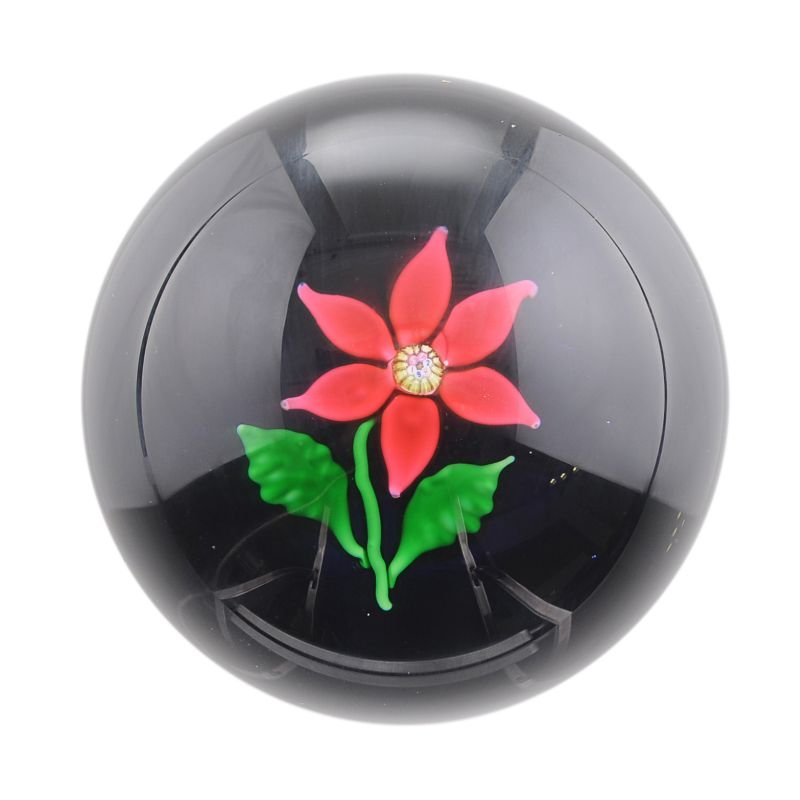 Paperweight "Fleur rouge". La compagnie des: Paperweight "Fleur rouge". La compagnie des Cristalleries de Saint Louis, Frankreich. 1982. Mittig eine rote Blume mit zentralem, datierten Monogrammcane "SL" auf dunkelblau opakem Grund. Gedrueckt ku