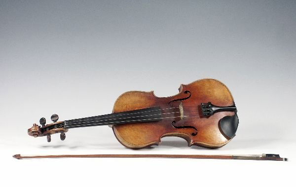 Violin. Markneukirchen, Vogtland. Ca. 1900.: Violin. Markneukirchen, Vogtland. Ca. 1900. In the original case. Need to be restored.With a certificate of a violin maker. size: L. 36 cm (Korpuslänge). Violine. Markneukirchen, Vogtland. Um 1900. G