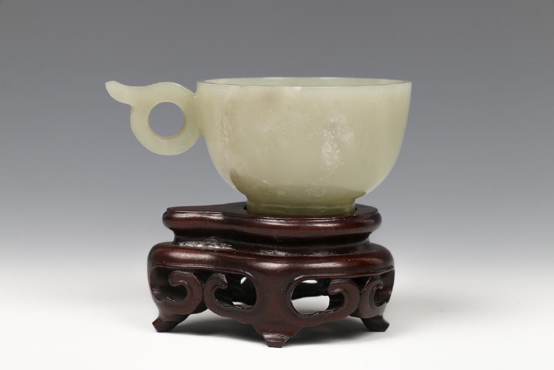CHINESE NEPHRITE TEACUP WITH CARVED HANDLES (1 of 9)