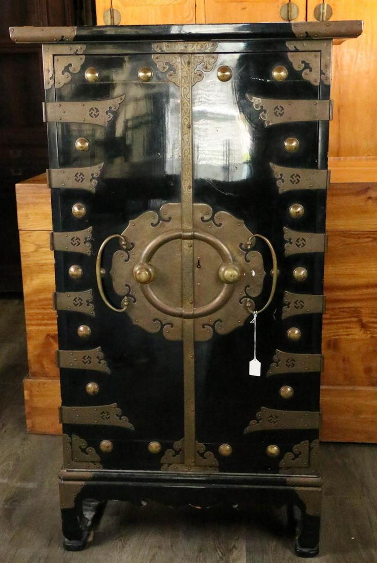 A KOREAN BLACK LACQURED CABINET AND STAND: A black lacquer cabinet H:135cm L: 78.5cm W: 44cm Provenance: H.H. Pao's previous collection19世紀 韓式黑漆櫥櫃 來源：鮑恒
