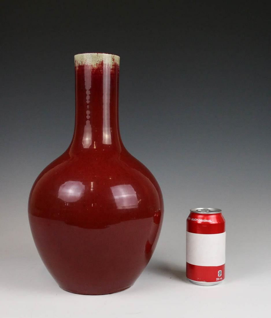 A RED GLAZE GLOBULAR VASE QIANLONG QING (1 of 10)