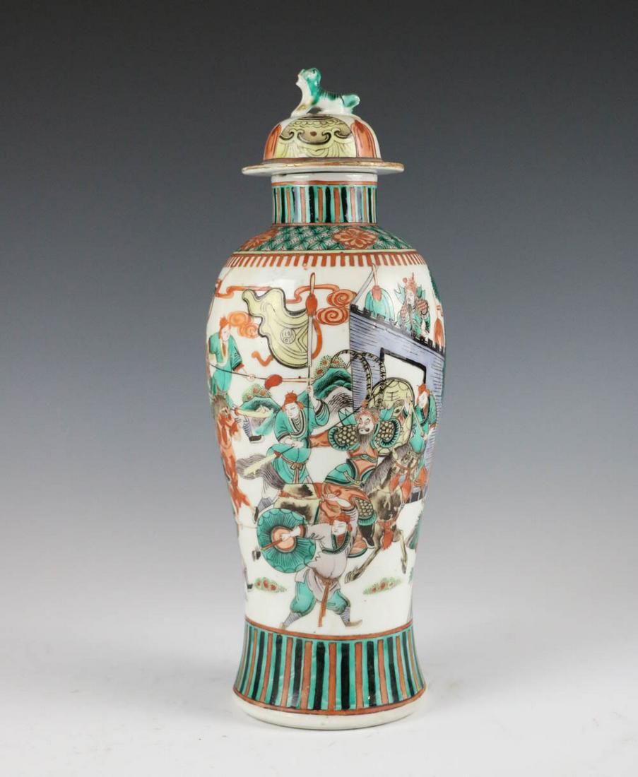 A WUCAI VASE WITH COVER 19TH C (1 of 10)