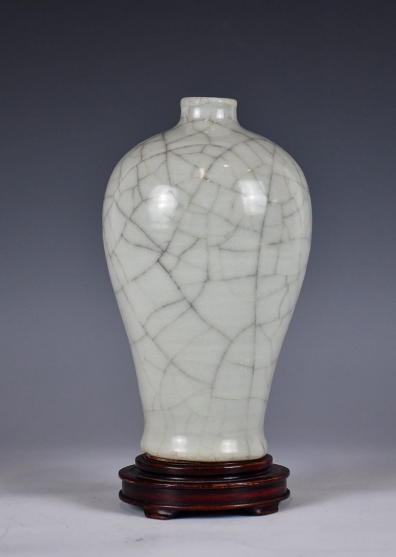 A GE TYPE VASE QING (WITH RECEIPT): A ge type Mei vase, covered overall with a soft grey glaze suffused with an irregular network of black crackling, accompanied with a wood stand, H: 19.5cm. (comes with an original receipt from Noonan'