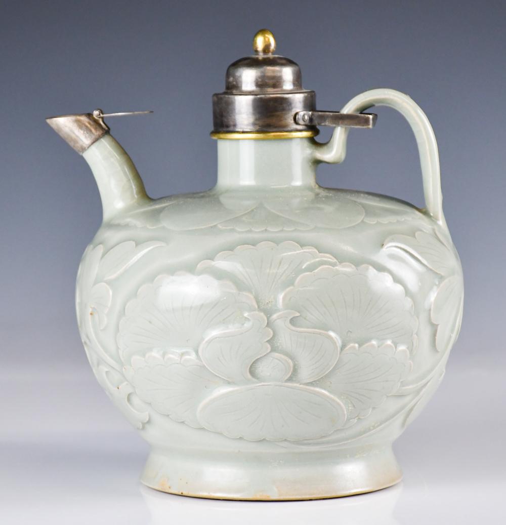 A Celadon Glazed Pot, Ming (1 of 10)