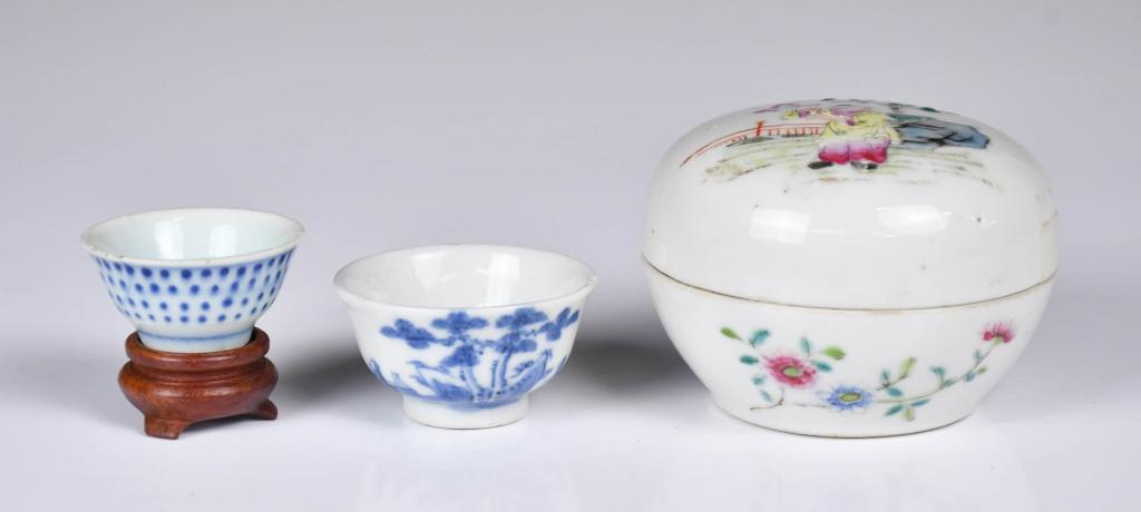 Two Miniature Cups & A Porcelain Cover Box Qing (1 of 12)