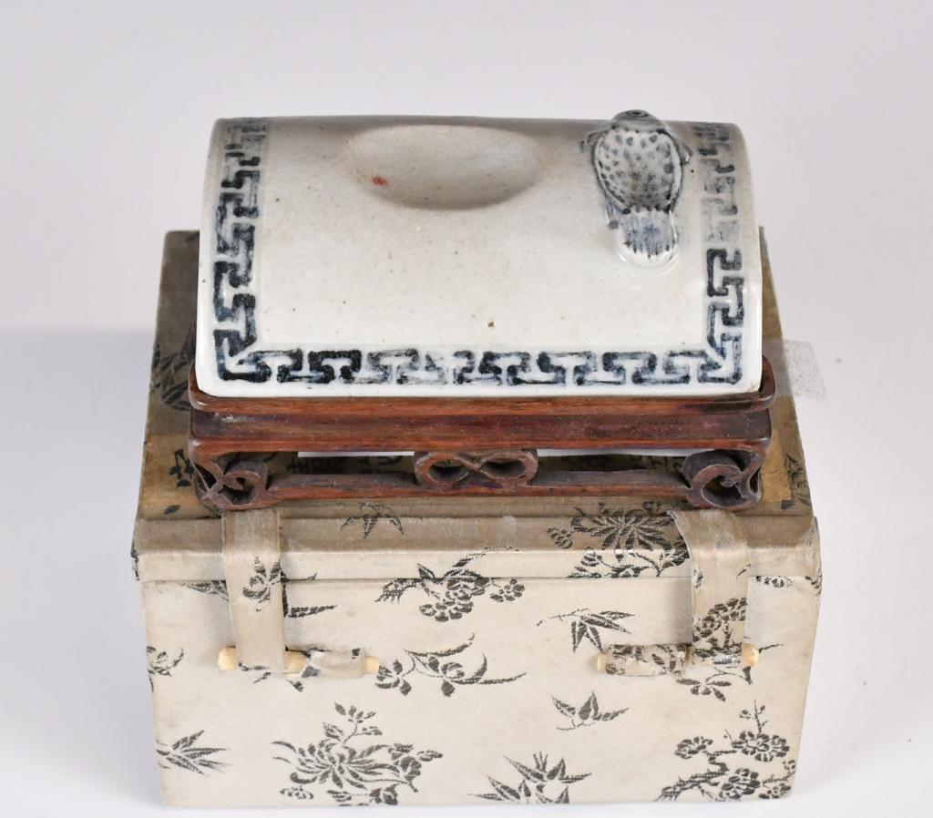 A Blue & White Inkstone w/Stand & Box (1 of 7)