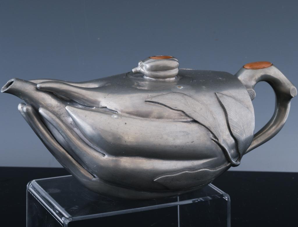 A Pewter Finger-Citron Buddha? Hand Teapot1: The pot with a unique finger-citron Buddha抯 hand form. The top with carnelian stones. Later 19th to earlier 20th century. Size: 22cm long x 9.5cm tall.g 仿生佛手瓜
