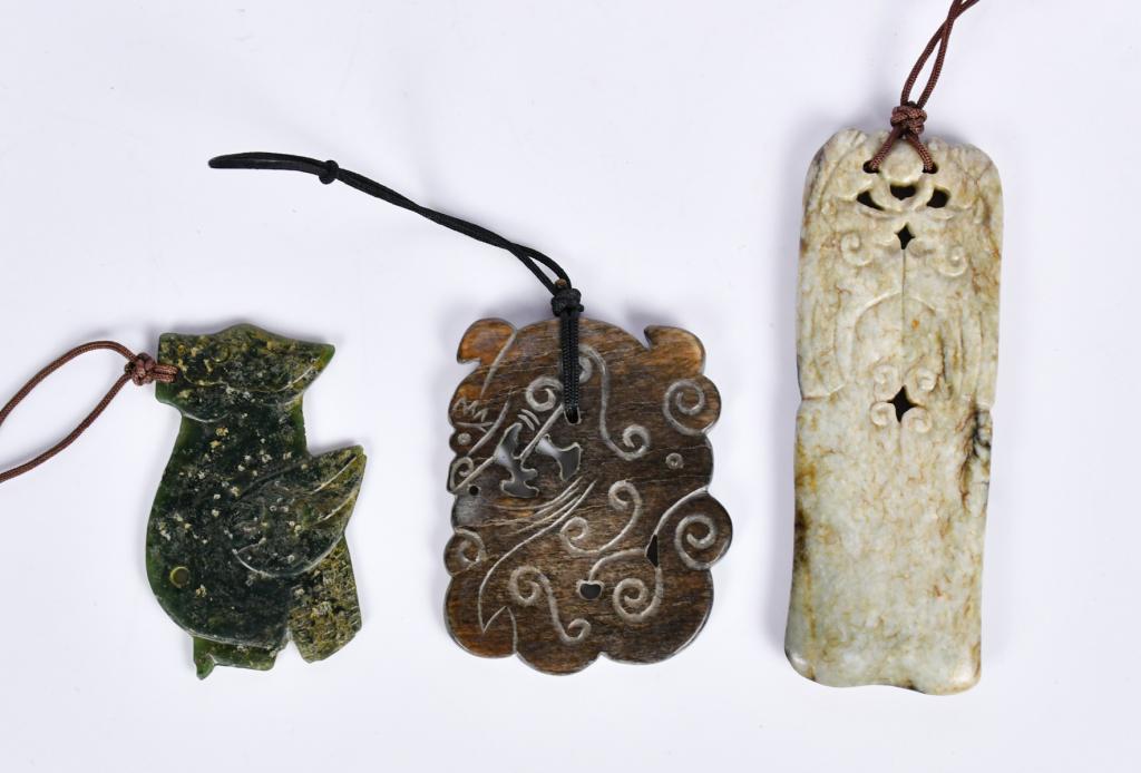 2 Jade Beasts & A Jade Plaque in Archaistic Style (1 of 10)