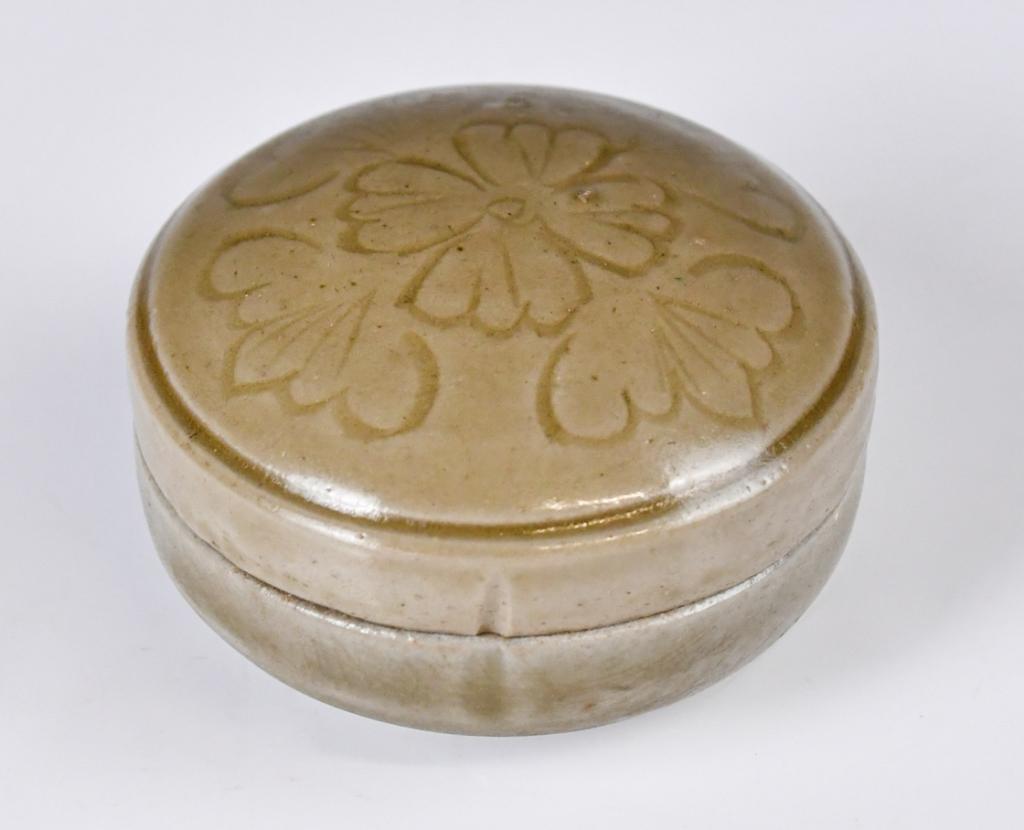 Yue Yao Celadon Box and Cover, Jin Dynasty (1 of 7)