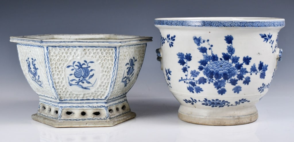Group of 2 Blue & White Planters Republican (1 of 15)
