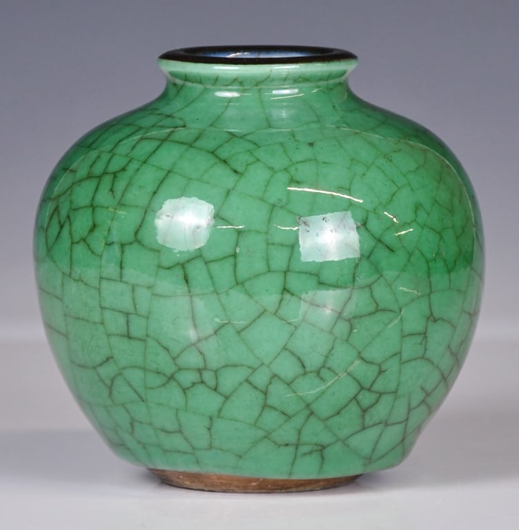 A Crackle Green Glaze Jar 18thC (1 of 10)