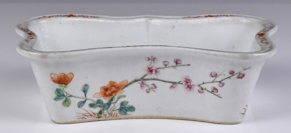 A Famille Rose Narcissus Pot Republican: Of butterfly shape, around the exterior body painted with floral patterns, JuRenTangZhi mark at the base. L: 23.9 x W: 14.4 x H: 6.8cm 民國 粉彩蝶形花卉