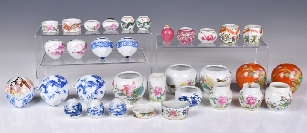 33Pcs Chinese Porcelain Bird Feeders: Comprising 33 pieces porcelain bird feeders, in various shapes and sizes, the largest H:5cm 各式鳥食罐一組33個