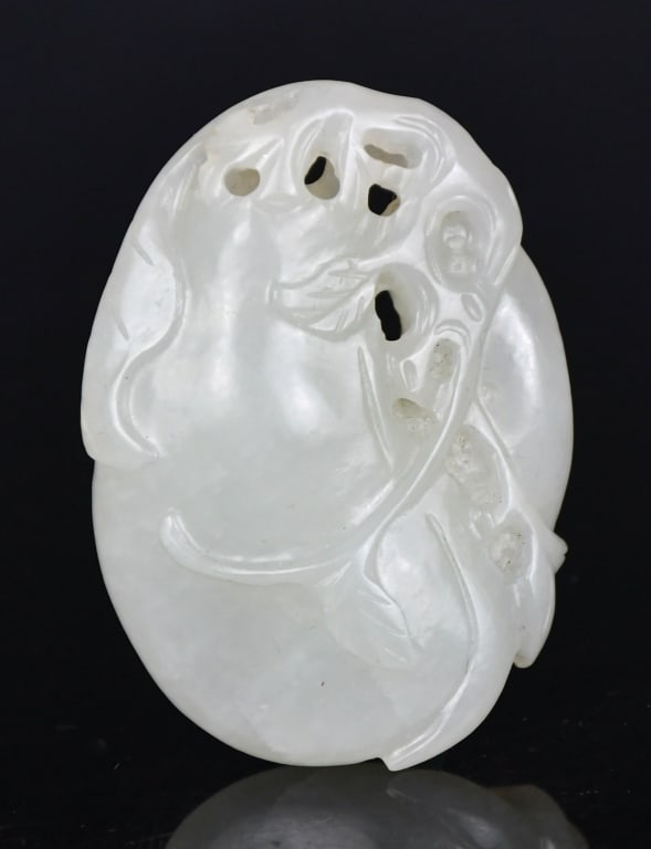 A White Jade Carved Snow Pea Pendant Qing (1 of 9)