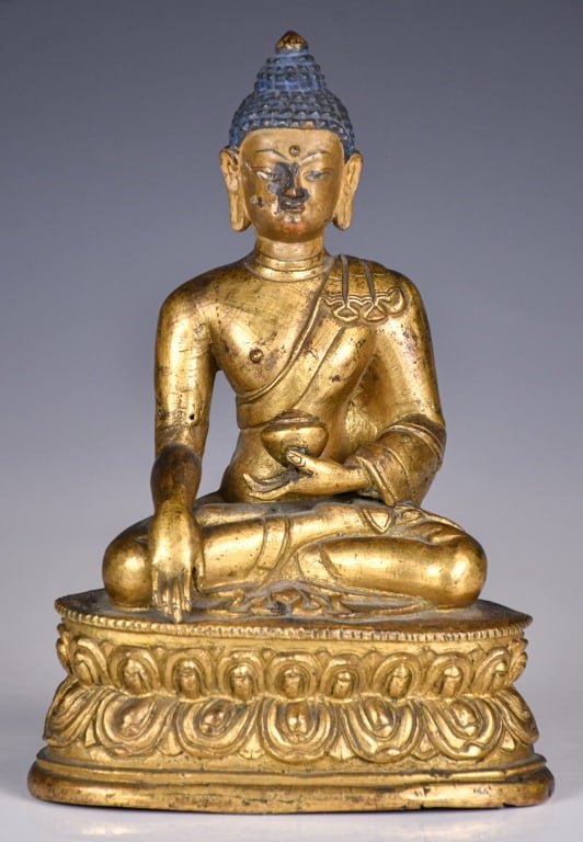 A Gilt-Bronze Buddha Statue 17thC (1 of 10)