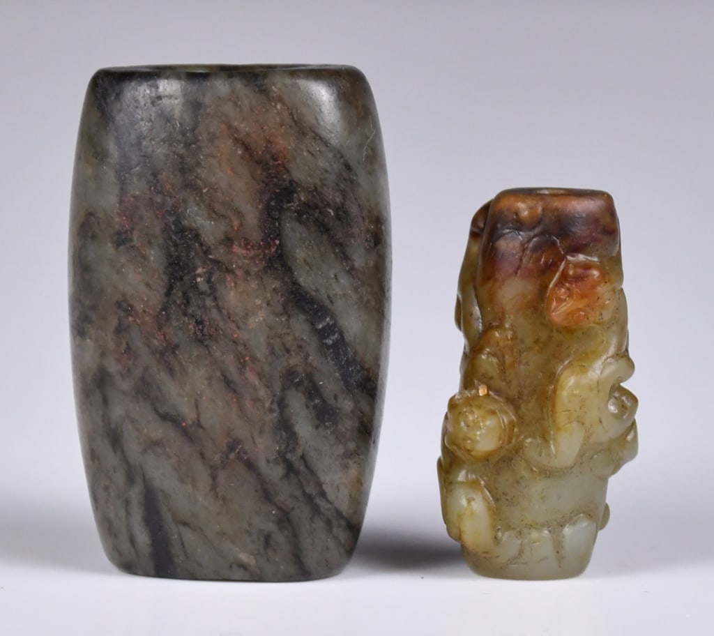 2 Archaistic Brown Jade Beads: Comprising two jade carved beads, in various colors and styles, the larger L:4.5cm 高古風格玉珠一組2個
