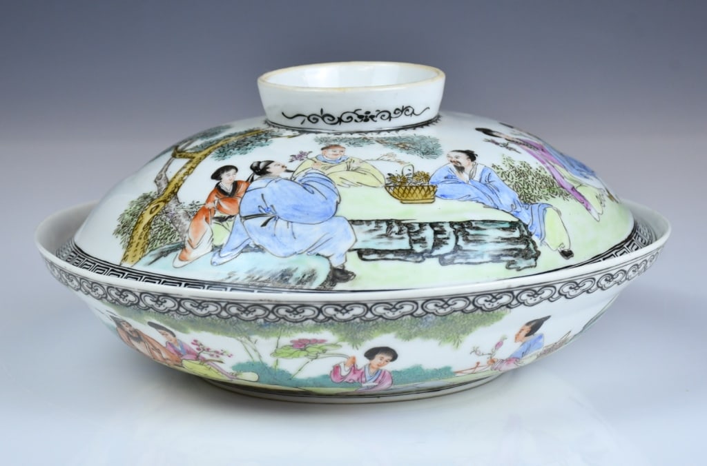 A Famille Rose Covered Bowl Qianlong Mk Republican: Of ogee form, both cover and the bowl painted with figural story scene, and have four-character Qianlong mark,D: 24.6cm 民國 粉彩人物故事大蓋