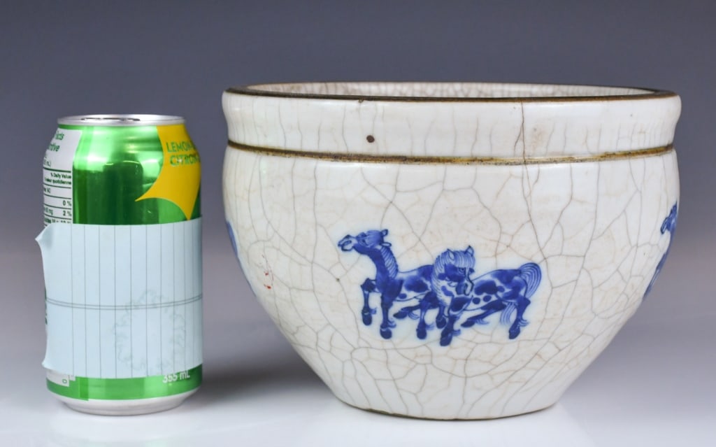 A Crackle Glaze Blue & White Jardinere 19thC: A jardinere that exterior boy painted with horses in under-glaze blue and white color, against a white crackle glaze ground, H:13.5cm, D:19.5cm 19世紀 青花駿馬ŀ
