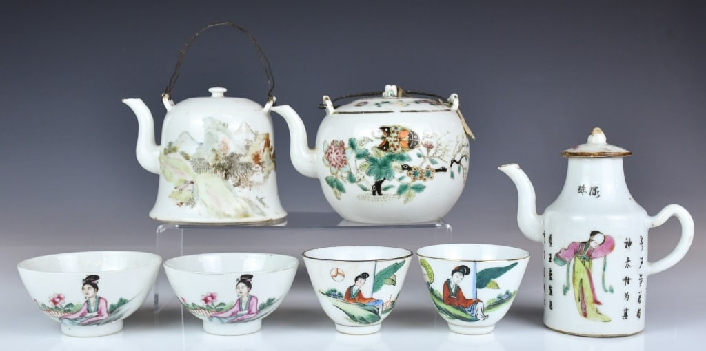 Group of 7Pcs Famille Rose Tablewares 19thC: Comprising two wine cups, two tea cups, two wine ewers, and a teapot, the largest H:13.5cm 19世紀 粉彩瓷器一組7件 來源：多