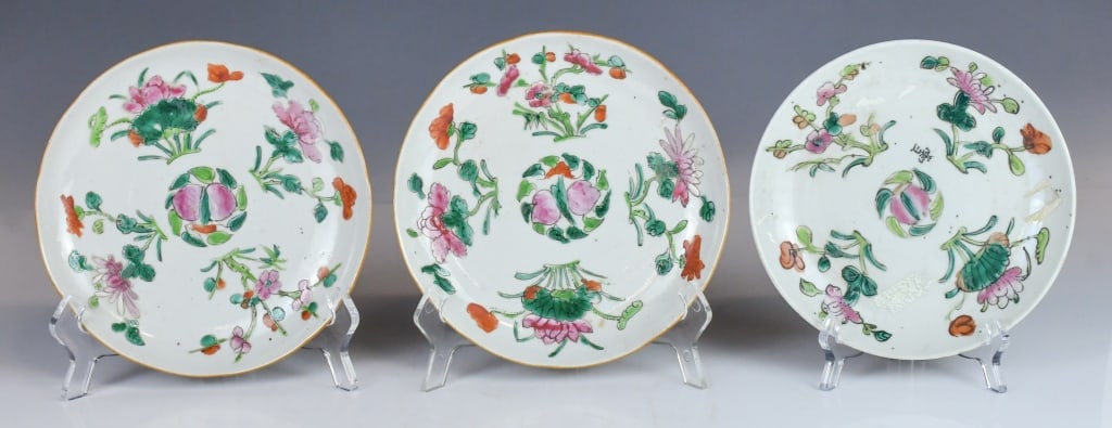 Group of 3 Famille Rose Dishes 19thC: Comprising 3 identical dishes, with flower and peach painted on interior, the largest D:18cm 19世紀 粉彩瓷碟一組3個