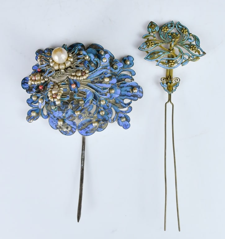 Set of 2 Cloisonne Floral Hairpins 19thC: Comprising 2 hairpins, one is golden color with blue cloisonne, the other is silver color with blue cloisonne and pearls decoration. L:15.5cm / 18.3cm 19世紀 燒藍髮౪