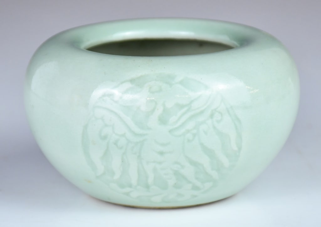 A Celadon Medallion Washer Yongzheng Mk 19thC (1 of 9)