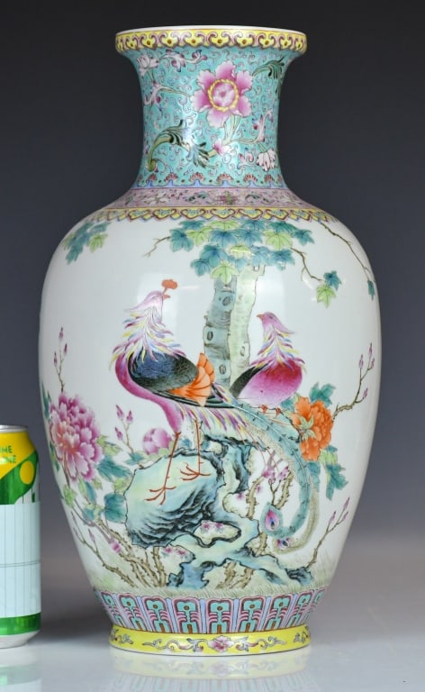 A Famille Rose Vase Qianlong Mk 1950-70s (1 of 12)