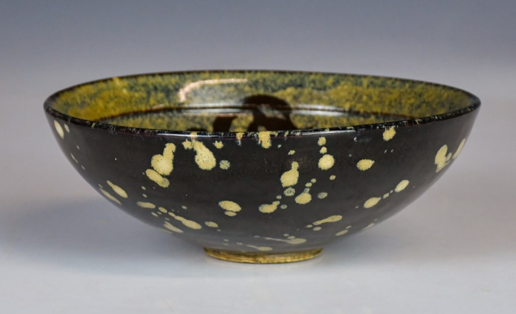 An Archaistic JiZhou Kiln Black Glazed Bowl (1 of 12)