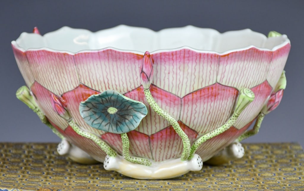 A Famille Rose Lotus Washer w/Mk 20thC: A washer of a bowl shape, comprised of lotus petals and decorated with lotus roots and pods, with a four-character mark at the base. D:18.7cm, H:9cm 20世紀 粉彩蓮形