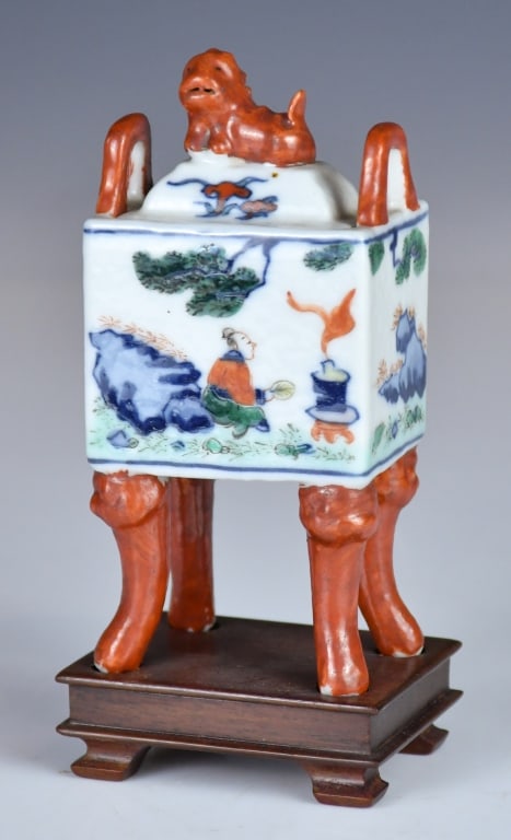 A Wucai Covered Censer Wanli Mk w/Std: Of fangding form, with twin upright handles, the rectangular body decorated with a continuous figural narrative scene, a six-character Wanli mark at the base. H: 11cm 五彩人物&