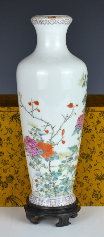 A Famille Rose Vase Qianlong Mk w/Std Republican (1 of 14)