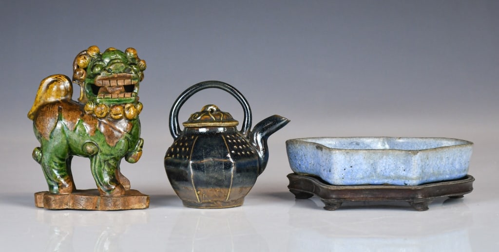 Group of 3 Glazed Wares: Comprising one blue glaze brush washer with matching stand, L:12.5cm, a Sancai lion H:10.5cm, and a black and russet glaze teapot L:8cm 瓷器小物一組3件