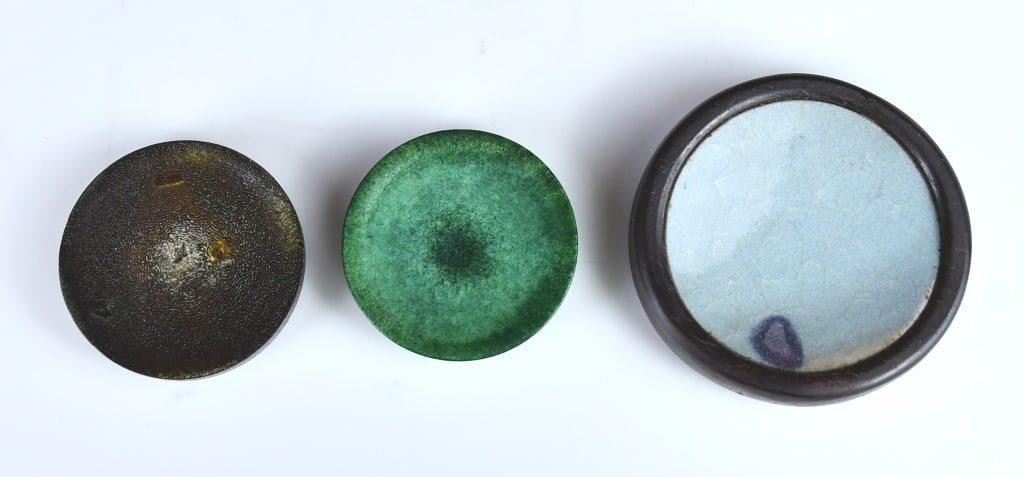 Group of 3 Pieces Porcelain Samples Republican: Comprising 3 round shape porcelain pieces, in various colors, the largest D:6cm 民國 瓷片小件一組3枚 Click here for natural light photos |