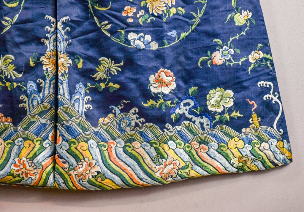 A Blue-Ground Silk Embroidered Lady's Robe 19thC - 4